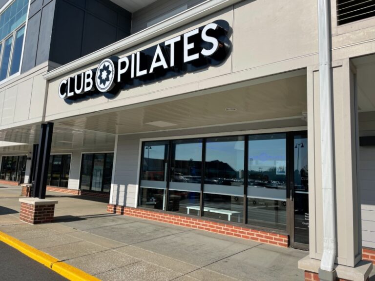 Club-Pilates-Illuminated-Sign